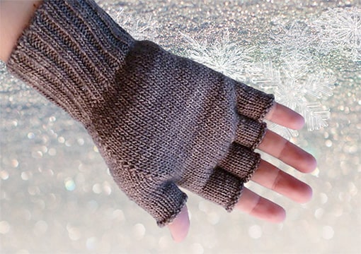 stylish-men-s-stockinette-mitts-with-knitting-needles