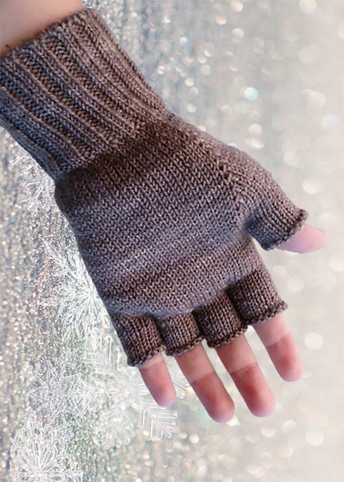 stylish-men-s-stockinette-mitts-with-knitting-needles