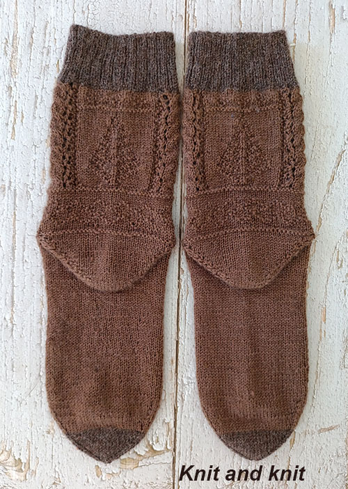 Socks with a boomerang heel