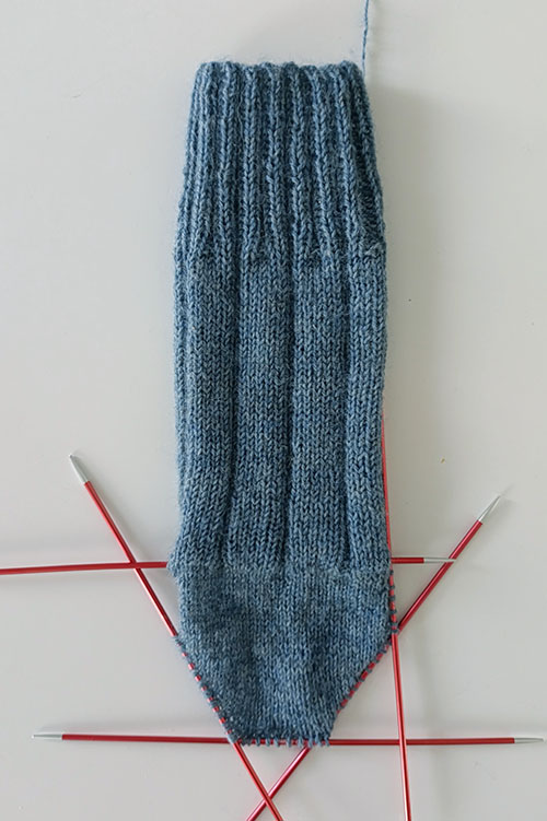 men-s-knit-socks-with-a-hybrid-heel