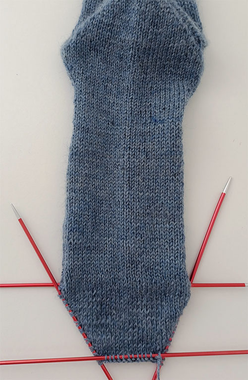 men-s-knit-socks-with-a-hybrid-heel