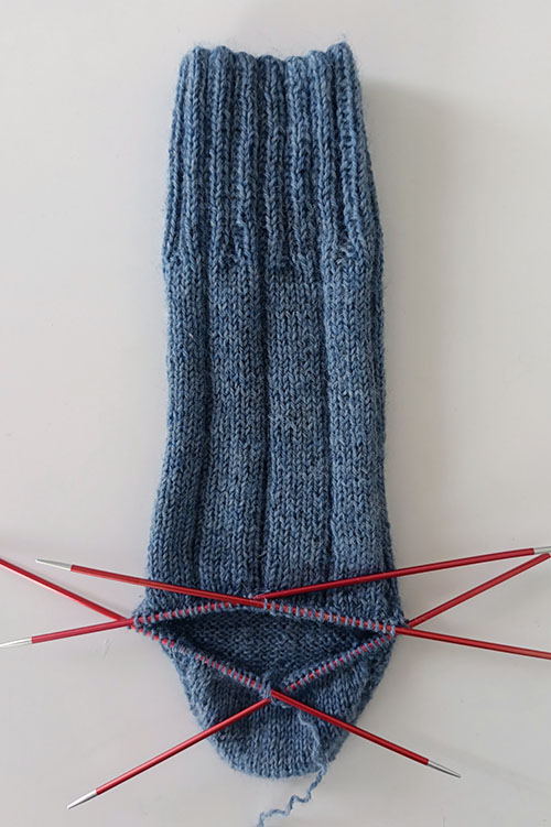 men-s-knit-socks-with-a-hybrid-heel