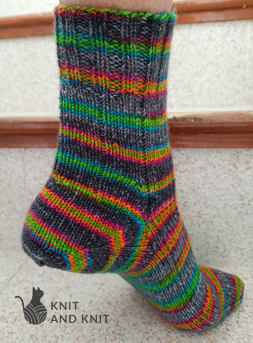 circular-heel-in-men’s-socks-made-with-self-striping-yarn