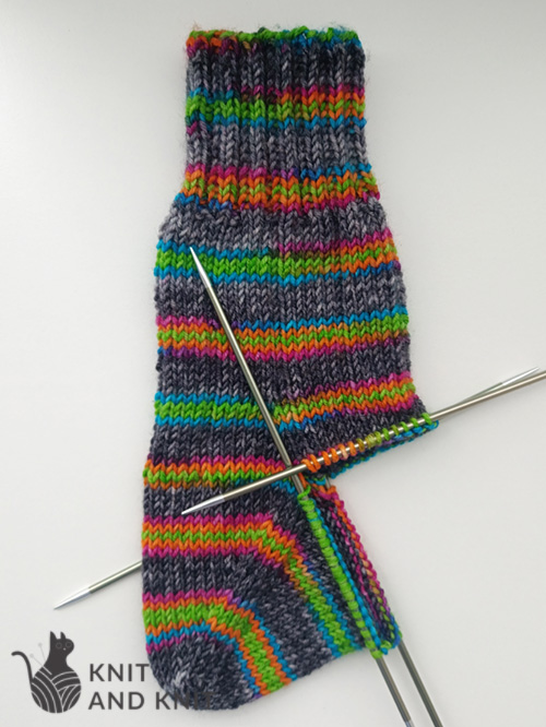 circular-heel-in-men’s-socks-made-with-self-striping-yarn