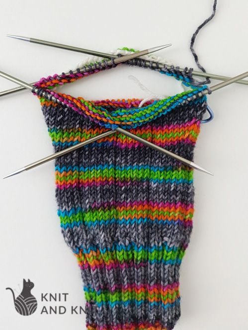 circular-heel-in-men’s-socks-made-with-self-striping-yarn