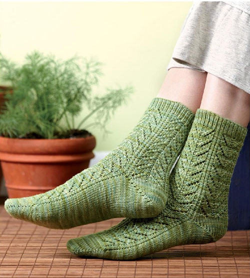 socks-with-a-boomerang-heel-using-the-wrap-and-turn